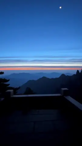 Waking up at 4 A.M. sounded like a terrible idea… until the sun came up over Huangshan. 🌅 Cold, tired, half regretting everything—and then this happened. Some views really are worth losing sleep for. #huangshan #chinatravel #sunrisechaser #traveltiktok #bucketlisttravel 