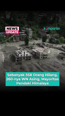 Jumlah orang yang dinyatakan hilang akibat bencana banjir bandang dan longsor di wilayah Gyirong, Tibet, China, meningkat menjadi 558 orang. Sebanyak 260 orang di antaranya merupakan warga negara asing. Kantor berita pemerintah China, CCTV, melaporkan pada Kamis (27/8) bahwa jumlah korban meninggal dunia di wilayah tersebut masih tercatat tiga orang. Bencana terjadi pada Rabu (26/8) di wilayah perbatasan China dan Nepal. Longsoran material dari kawasan pegunungan Himalaya memicu banjir bandang yang menerjang wilayah Gyirong County dan kawasan di Nepal. CCTV sebelumnya melaporkan ratusan orang hilang setelah banjir bandang menerjang kawasan tersebut. Bencana juga menyebabkan kerusakan pada jalan, fasilitas pembangkit listrik, serta permukiman di sepanjang aliran sungai. Sementara itu, Kementerian Luar Negeri (Kemlu) Indonesia memastikan belum ada laporan WNI yang terdampak bencana tersebut. Direktur Perlindungan WNI Kemlu Heni Hamidah mengatakan KBRI Dhaka dan KBRI Beijing terus memantau kondisi WNI melalui koordinasi dengan komunitas WNI serta Konsulat RI di Kathmandu. 📸: Dok. AFPTV Baca selengkapnya dengan klik link di bio. Cari tahu berita update lainnya dengan download aplikasi kumparan di App Store atau Google Play.⁠ 📝: newsupdate | update | news | svl | R158 | E164 #bicarafaktalewatberita #kumparan