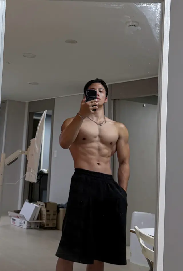 Please throw away the boxes in the back. #fyp #korean #fitnessmodel 