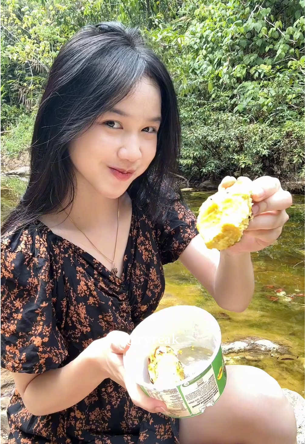 Makan ubi di pinggir sungai😋          #fyp #kalimantan #cewedayak #zyxbca #dayakkenyah 