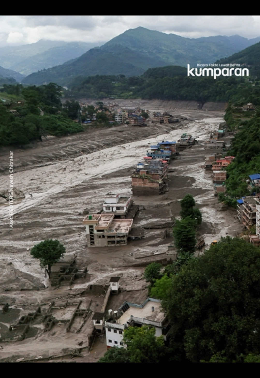 Banjir bandang dan longsor dahsyat melanda wilayah perbatasan Nepal-Tibet. Sebanyak 160 orang dinyatakan tewas dan 558 orang masih dilaporkan hilang akibat bencana ini. Baca selengkapnya di kumparan. #bicarafaktalewatberita #kumparan