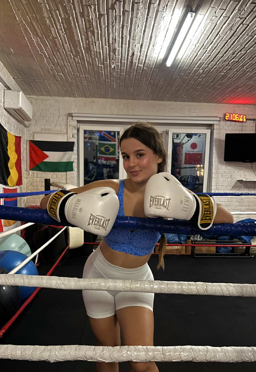 OOTD pentru antrenamentul de kickboxing 🥊🤍 Bustiera este de la @Popilush LLC — vă las link-ul în descriere dacă vreți și voi. Colanții sunt de pe @SHEIN iar peste am pus niște blugi de la @NEW YORKER și un puloveraș de la @c&a , pentru că era puțin răcoare și mi-a fost cam lene să mă schimb direct la sală. 😂 Ajung, dau hainele jos și sunt gata de box. 🥊🔥 #fyp #💔 #kickboxing #OOTD #pentrutine  