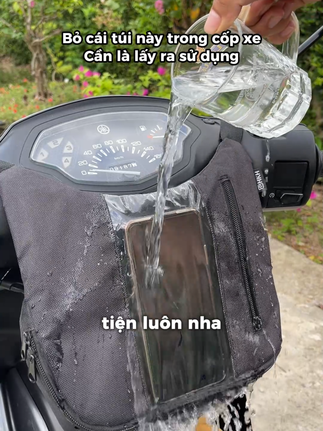 Từ ngày có cái túi này đi đâu dùng cũng tiện #tuitreodauxemay 