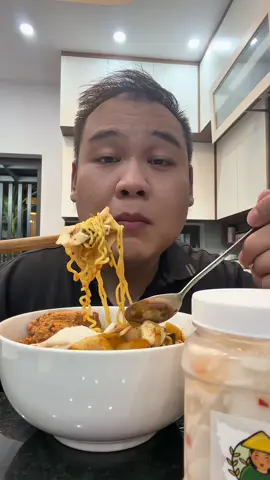 Buổi tối trời mưa lại thưởng thức mì gói với măng chua. #trangathanh #dailyvlog #foodreview #fyp #ancungtiktok 