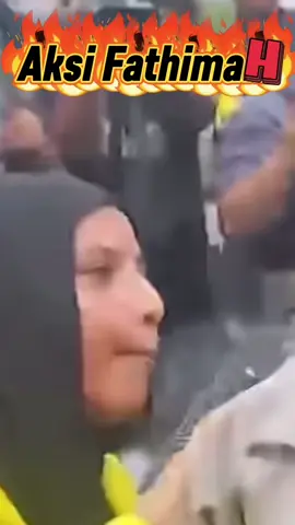 Calon pemimpin cerdas mahasiswi kedokteran ini melepas earphone pak polisi gaes! #demomahasiswa -#fathimahazzahra #bemui 