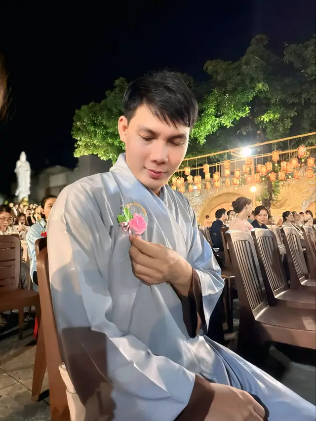 Mùa Vu Lan năm nay con cài lên ngực áo một bông hồng màu hồng nhạt, vì Cha đã không còn bên cạnh con nữa... #vulanbaohieu #chuaduchoa 
