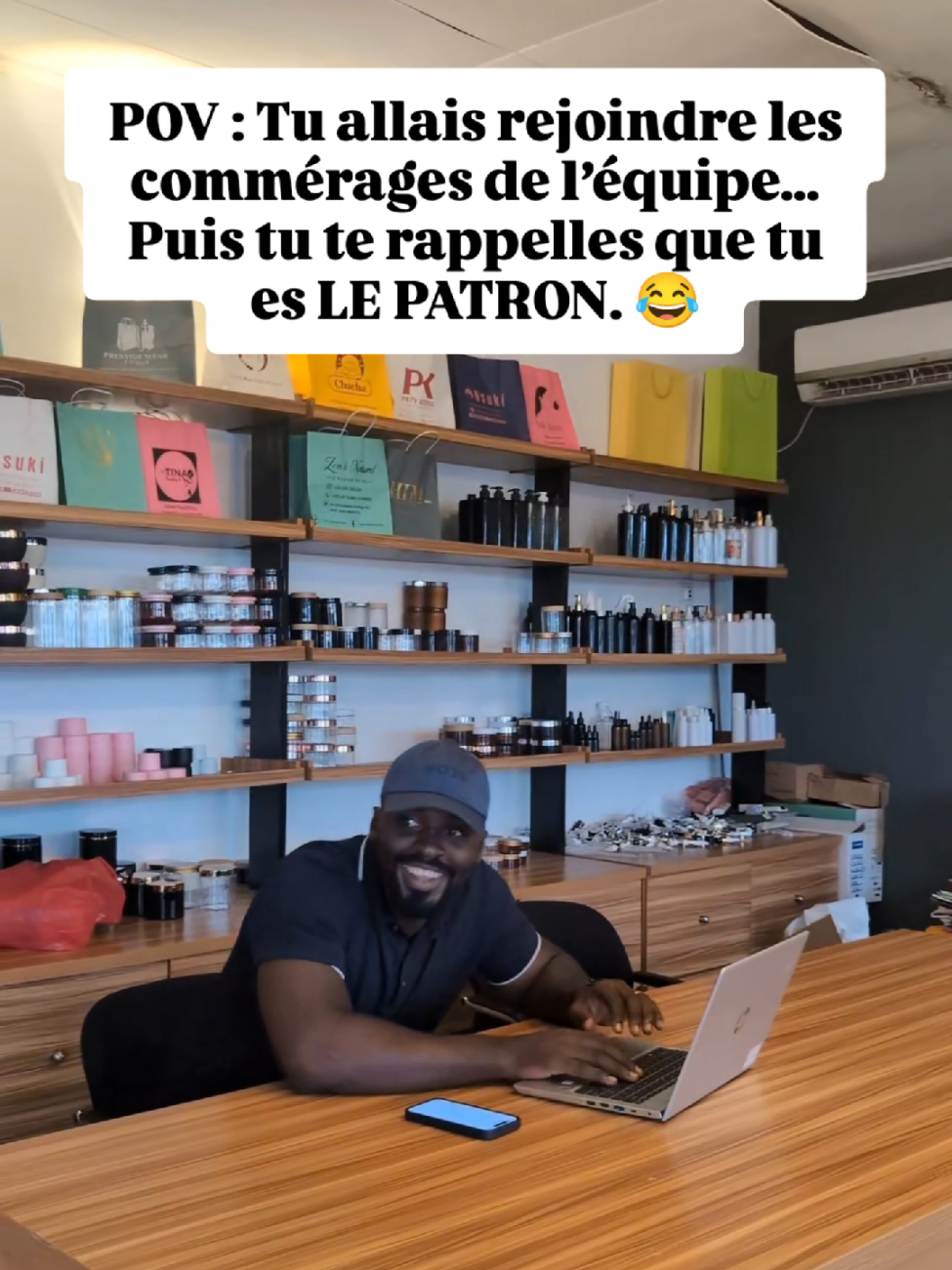 Bref, voici comment il faut faire 😁👇 Avec un visage très sérieux : « Vous savez qu’on est dans un espace de travail ? Pourquoi vous faites autant de bruit ? » « Maintenant, dites-moi, qu’est-ce qui est drôle ? » 😂 #Entrepreneurs #BusinessCameroun #Humour