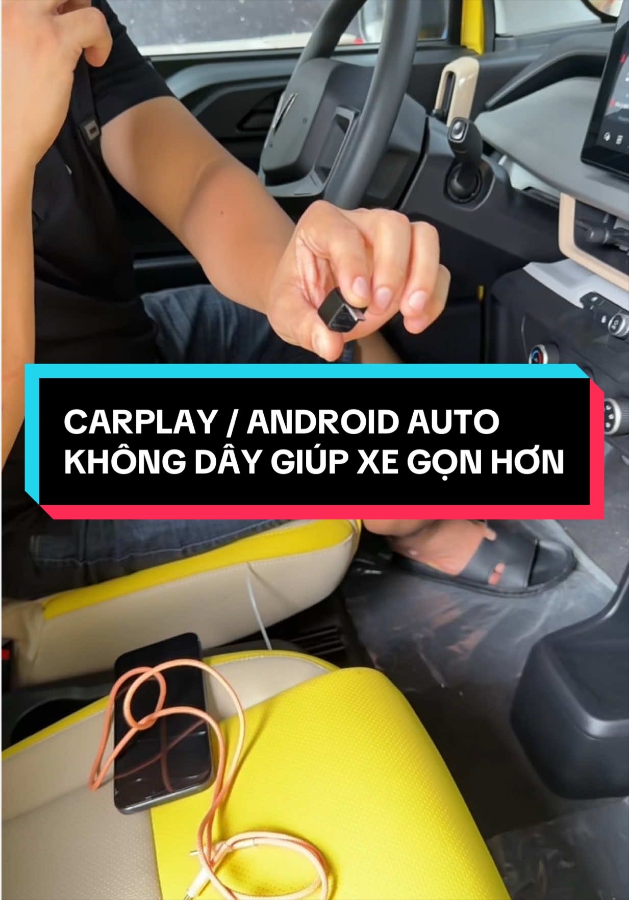 Bộ chuyển đổi từ có dây sang không dây rất gọn và mượt. #Nghiaoto #phukienoto #review #fyp #carplay 