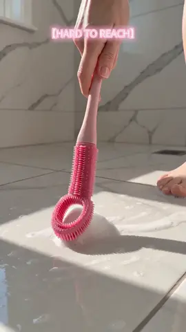 POV: You’ve been scrubbing your feet WRONG 😫 This long handle scrubber *actually* reaches the hard-to-reach spots! 🧼✨ #sohochic #TikTokshopbacktoschool #weeklydeals #payday #FootCareHack #ShowerEssentials #TikTokMadeMeBuyIt #SelfCareMustHave #footcare #footscrubber #cleaningbrush