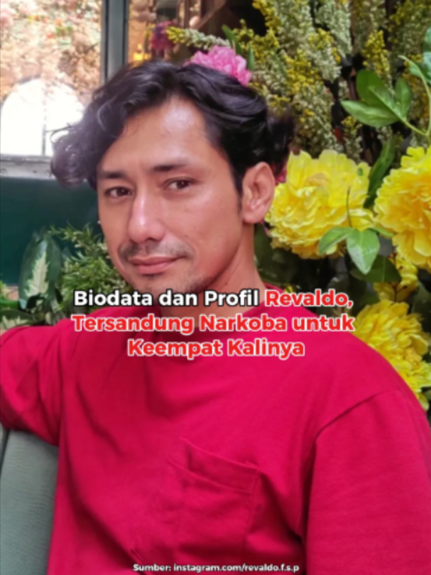 Biodata dan Profil Revaldo, Tersandung Narkoba untuk Keempat Kalinya Aktor Revaldo kembali diamankan pihak berwajib atas dugaan penyalahgunaan narkoba pada Selasa, 25 Agustus 2026. Kali ini ia ditangkap di sebuah apartemen di kawasan Pondok Aren, Tangerang Selatan, dengan barang bukti berupa sabu, sejumlah bong, serta obat obatan terlarang lainnya. Penangkapan ini tercatat sebagai kali keempat Revaldo terjerat kasus serupa. Revaldo yang lahir di Yogyakarta pada 18 Juni 1982 memulai kariernya sebagai model sebelum terjun ke dunia akting sejak 2003 lewat sinetron Ada Apa dengan Cinta. Sepanjang perjalanan kariernya, ia telah membintangi berbagai sinetron, serial web, hingga film layar lebar, termasuk Sri Asih pada 2022 yang menjadi salah satu karya terakhirnya sebelum kembali tersandung masalah hukum. Riwayat kasus Revaldo sendiri sebenarnya sudah dimulai sejak 2004, mulai dari kasus pemukulan hingga dua kali penangkapan narkoba pada 2006 dan 2010. Kasus ketiga sempat terjadi pada 2023, dan kini pada 2026 ia kembali harus menjalani pemeriksaan di Polres Metro Jakarta Barat atas kasus keempatnya. #IDNTimesHype #IDNTimes_FFi