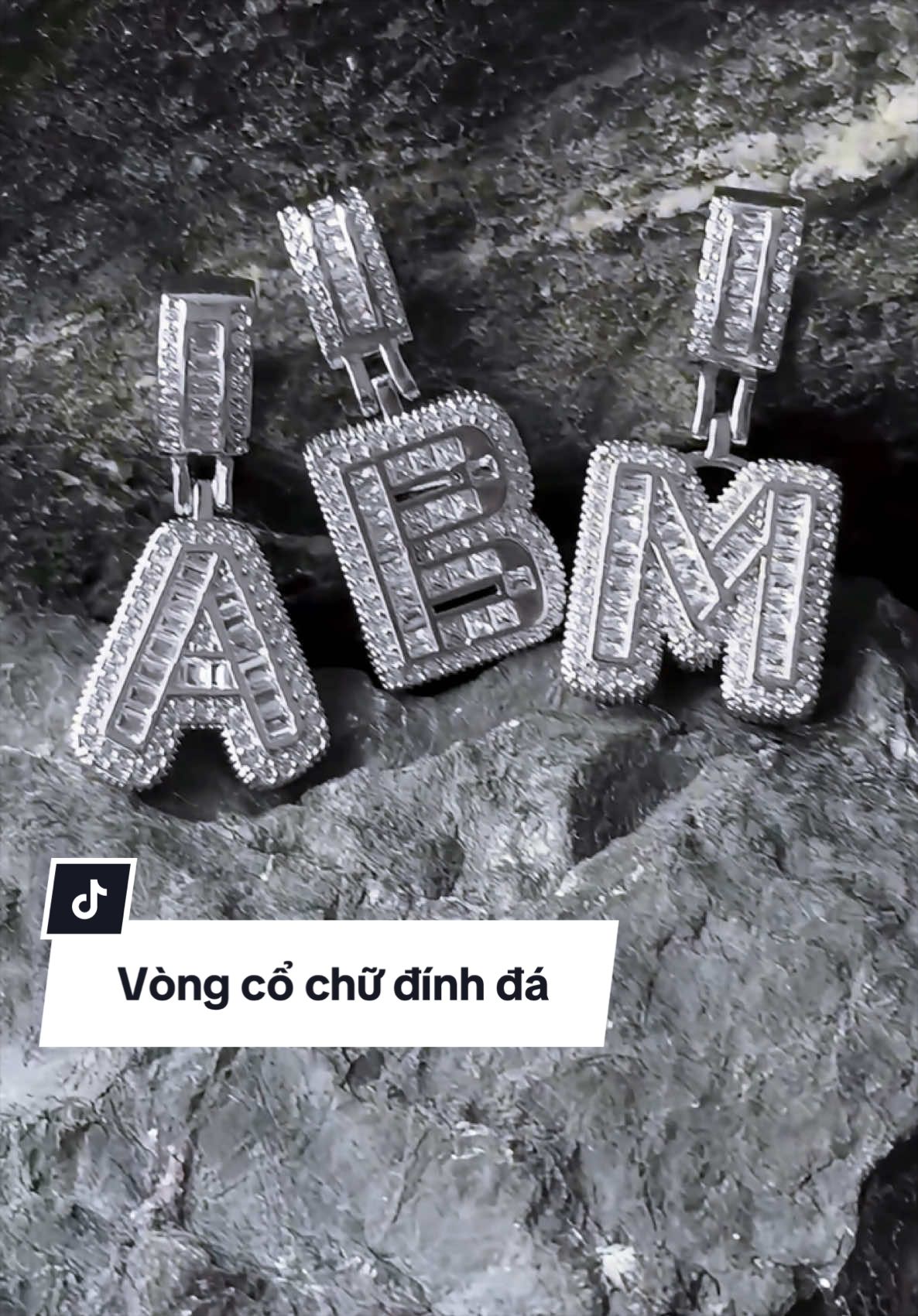 Cứ lấp lánh thế này thôi ae ơi #vongcochucai #đính_đá #lấplánh #kuuclothes #phukienthoitrang 