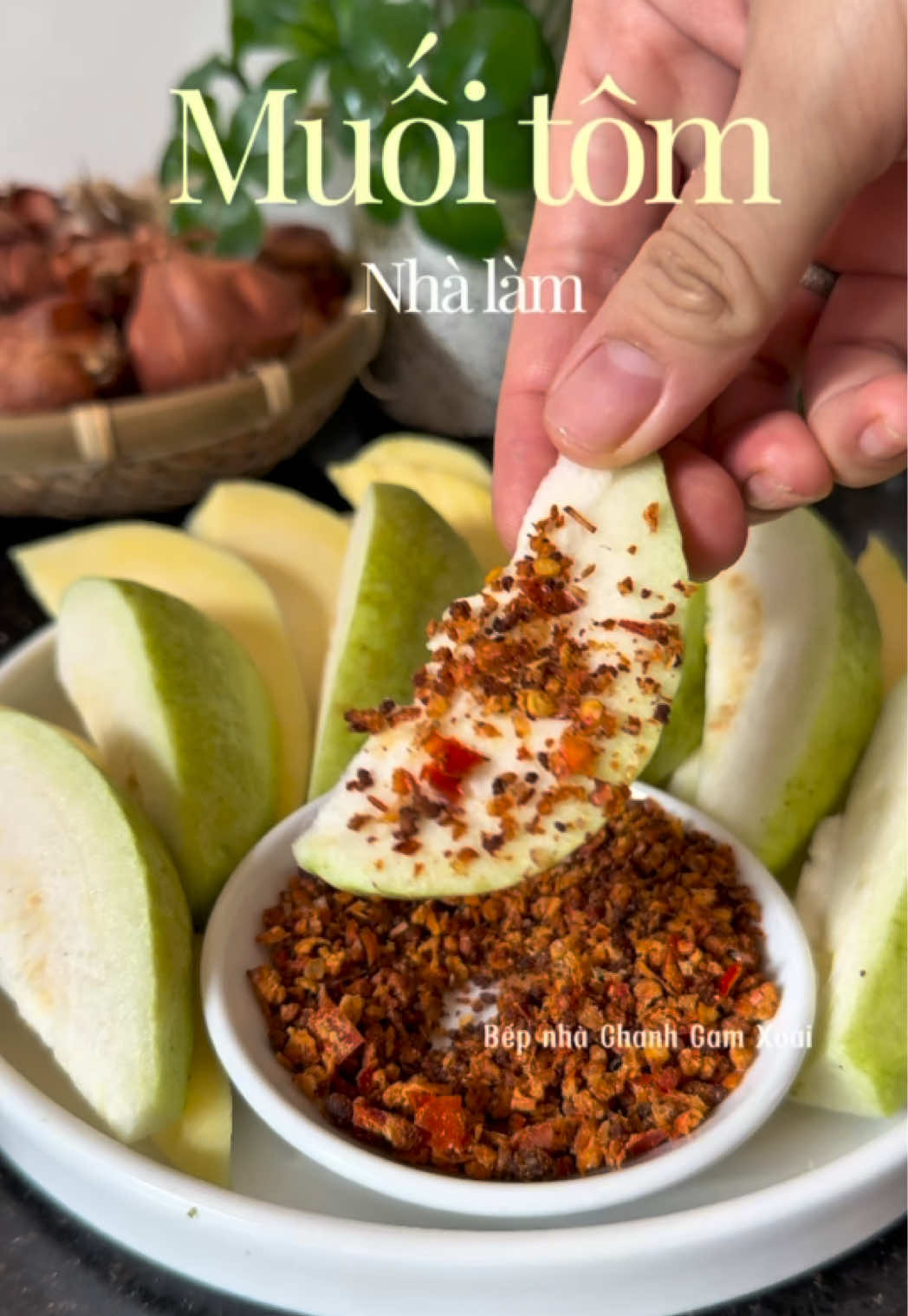 Từ mấy chiếc đầu tôm mà ai cũng bỏ đi làm ngay thành hũ muối tôm chấm hoa quả ngon nhức nách. Công thức đơn giản ai cũng làm thành công. Các bà làm thử nhé #bepnhachanhcamxoai #LearnOnTikTok #muoitom #congthucnauan #chiase 