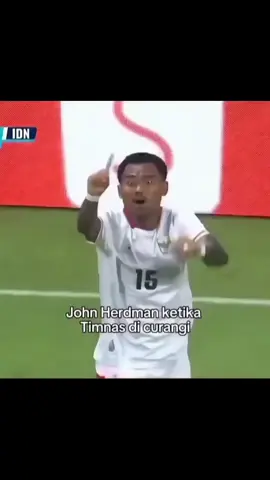 Meskipun sama-sama punya dedikasi tinggi, John Herdman dan Shin Tae-yong (STY) menunjukkan karakter yang sangat bertolak belakang ketika skuadnya menjadi korban keputusan kontroversial pengadil lapangan. Perbedaan mendasar di antara keduanya terlihat jelas dari intensitas emosi, gestur di area pelatih, hingga gaya komunikasi mereka di hadapan media. John Herdman (Kendalikan Emosi & Main Aman) Juru taktik asal Inggris ini lebih mengedepankan taktik diplomatis dan cenderung menahan diri agar tidak memicu sanksi dari federasi. Karakter ini sangat terlihat ketika Timnas Indonesia harus gugur secara menyakitkan di fase grup Piala AFF 2026. Kala itu, wasit Al Manii Mohammed Khalfan Salim membatalkan kartu merah untuk pemain Singapura setelah meninjau VAR. Alih-alih mengecam kepemimpinan wasit, Herdman memilih untuk menyimpannya sendiri demi menghindari denda atau skorsing. la merasa mengkritik wasit tak akan mengubah keadaan dan memilih mengalihkan fokus untuk mengapresiasi kerja keras tim lawan. Shin Tae-yong (Vokal, Reaktif, dan Tanpa Basa-Basi) Sangat kontras dengan Herdman, STY adalah sosok yang sangat meledak-ledak dan berani pasang badan secara terbuka. la tidak ragu melayangkan protes keras secara langsung di pinggir lapangan maupun menyuarakan ketidakpuasannya di sesi jumpa pers jika merasa anak asuhnya dirugikan. Ketegasannya dalam mengonfrontasi keputusan kontroversial bahkan kerap berbuah sanksi ketat dari wasit, salah satunya saat ia diganjar kartu merah pada laga play-off Olimpiade 2024 kontra Guinea. #timnasindonesia  #sty  #jh  #timnasindonesiaketikadicurangi  #fyp 