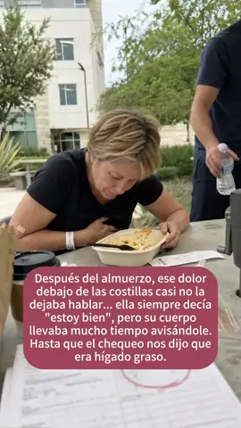 Dudé muchísimo en grabar esto, pero verla tan agotada después de almorzar me preocupa un montón. Ella siempre dice que “no pasa nada”, pero su cuerpo ya llevaba tiempo mandando señales de alerta. No fue hasta que nos dijeron que el hígado no estaba bien que nos dimos cuenta de que no podíamos seguir ignorándolo. Su nutricionista le recomendó la botellita rosa para cuidar el hígado todos los días, y se consigue super fácil en Amazon. Ya la metimos en su rutina, porque por fin nos tomamos en serio la salud del hígado. #Runica300 #cirrosishepática #parati #fyp #cuidadoelhigado