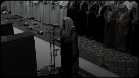 أكبر برج ساعه هي أكبر ساعة في العالم، ساعة (مكة)، وتقع على قمة برج الساعة في مجمع أبراج البيت بمكة المكرمة. يبلغ ارتفاعها حوالي 601 مترا، وتتميز باربع واجهات كبيرة يمكن رؤيتها من مسافات بعيدة. تم تصميمها على الطراز الإسلامي، وتضم العديد من الميزات الفريدة، بما في ذلك لفظ الجلالة «الله أكبر» وأكبر هلال تم صنعه حتى الآن. الارتفاع والوزن: يبلغ ارتفاع برج الساعة 601 مترا، ويصل وزن الساعة بالكامل إلى 36,000 طن، وفقا لوكالة الأنباء السعودية. تحتوي الساعة على أربع واجهات، كلمنها يبلغ حجم P مترا للواجهتين الأمامية والخلفية، وحوا 21201 مترا للواجهتين الجانبيتين 2121. الزخرفة: يزين قمة الساعة لفظ الجلالة «الله أكبر»، حيث يبلغ طول حرف الألف في كلمة «الله» أكثر من 23 مترا، كما يزينها هلال يبلغ قطره 23 مترا، وفقا لموقع كارديل. يرتبط مركز توقيت مكة المكرمة بشبكة التوقيت العالمي التوقيت: «UTC». الإضاءة: تستخدم الساعة 21,000 مصباح LED باللونين الأخضر والأبيض لإضاءتها أثناء الأذان، ويمكن رؤية الأضواء على بعد عدة كيلومترات.#قران_كريم #قران #quran #أكبر_برج_ساعة_في_العالم #مكة_المكرمة 