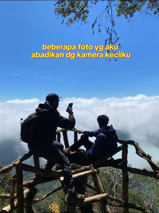 ⛰️ Gunung Cendrawasi — sebuah perjalanan yang bukan hanya tentang mencapai puncak, tapi tentang menikmati setiap langkahnya. Di balik kabut, dinginnya udara, dan panjangnya perjalanan, selalu ada keindahan yang layak diabadikan. 🌿📸 Setiap foto menyimpan cerita tentang alam, perjuangan, dan momen yang tak akan terulang. Kalau kamu suka cerita perjalanan dan fotografi alam, follow akun ini untuk ikut menikmati petualangan berikutnya. 🌄✨ #GunungCendrawasi #PendakianGunung #FotografiAlam #LandscapePhotography #MountainPhotography 