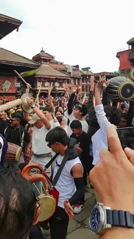 भक्तपुरको गाईजात्रा धर्म, संस्कृति, कला, इतिहास, दुःखको अभिव्यक्ति र सामाजिक व्यङ्ग्यलाई एकै ठाउँमा जोड्ने विशिष्ट पर्व हो।विशेषगरी भक्तपुरको गाईजात्रा अन्य ठाउँको भन्दा आफ्नै परम्परा, नाचगान र सांस्कृतिक प्रस्तुतिका कारण निकै प्रसिद्ध छ। यस स्थानमा गाईजात्रा विशेष रूपमा आठ दिनसम्म विभिन्न जात्रा, नाच र सांस्कृतिक कार्यक्रमसहित मनाउने परम्परा छ। यहाँको जात्रा हेर्न देश–विदेशबाट समेत मानिसहरू आउने गर्छन्।गाईजात्रा दिवंगत आफन्तहरूको सम्झनामा मनाइने पर्व हो। परम्पराअनुसार त्यस वर्ष परिवारमा मृत्यु भएका व्यक्तिको सम्झनामा गाई वा गाईको प्रतीक बनाएर नगर परिक्रमा गरिन्छ। गाईलाई हिन्दू धर्ममा मृतात्मालाई परलोकको यात्रामा सहयोग गर्ने पवित्र जनावरका रूपमा मानिन्छ त्यसैगरी घिन्ताङघिसी नाच – युवाहरू समूहमा बाजागाजासहित प्रस्तुत हुने भक्तपुरको प्रसिद्ध परम्परागत नाच हो।#२०८३/०५/१३ भक्तपुरको गाईजात्रा अवलोकन गर्दै गर्दा#salinabhujel❤️❤️❤️❤️❤️ #foryourpage @Makar Bhujel @Mr_Kush_ 