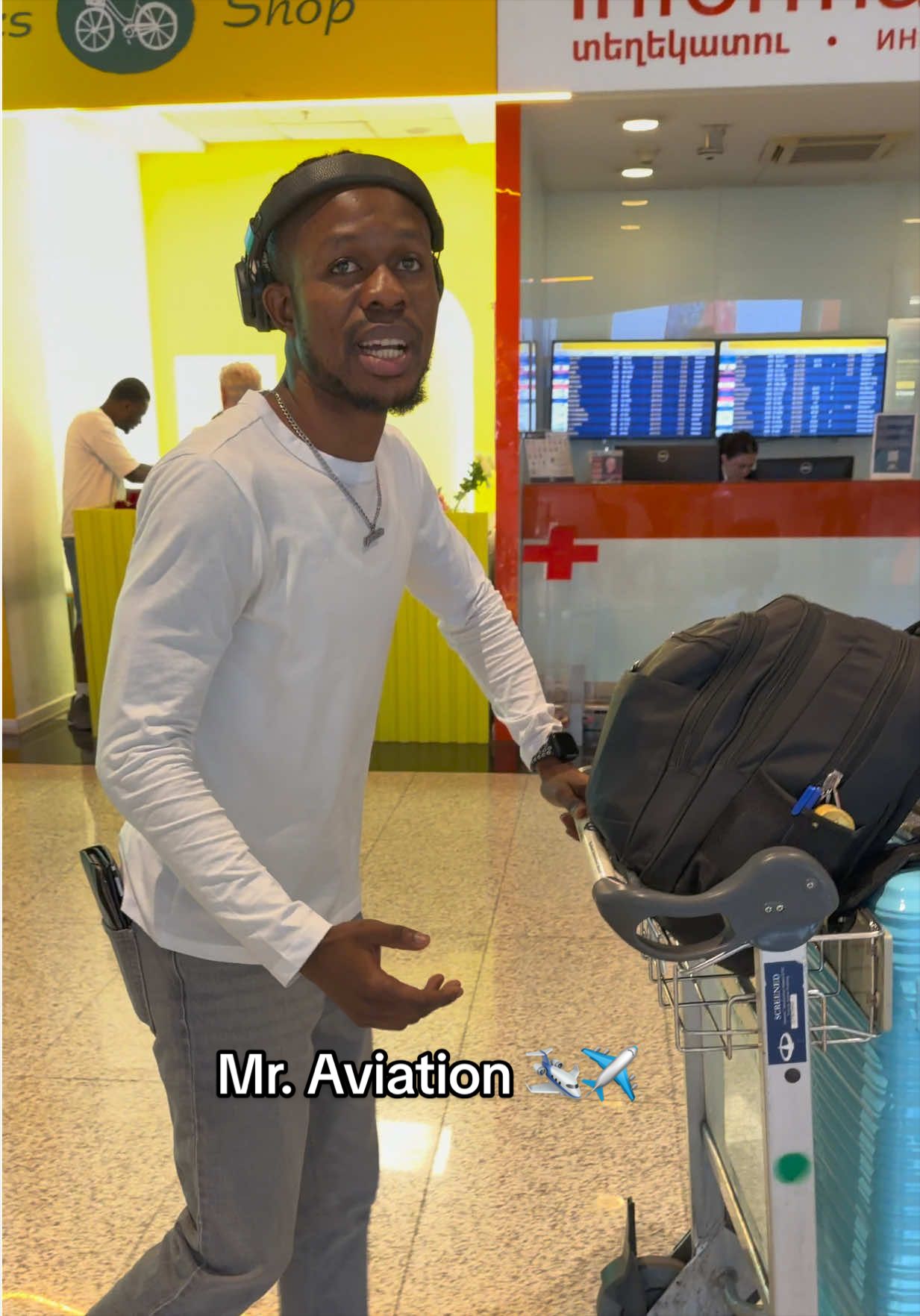Mr. Aviation receives a Ghanaian 🇬🇭 at the airport. 🛩️  #ghanatiktok🇬🇭 #fyppppppppppppppppppppppp #fyp #ghanafuodotcom #ghana 