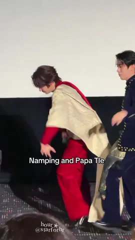 ahahahahaha why are they’re so funny😭😭 can’t stop laughing because they actually look so similar like phi tle actually is nampings father while the uncle and nephew as well doing the same exact dance 🤣🤣🤣🤣🤣 #tlefirstone #kengnamping  #khemjirafmfrankfurt #funny  #khemjiratheseries 
