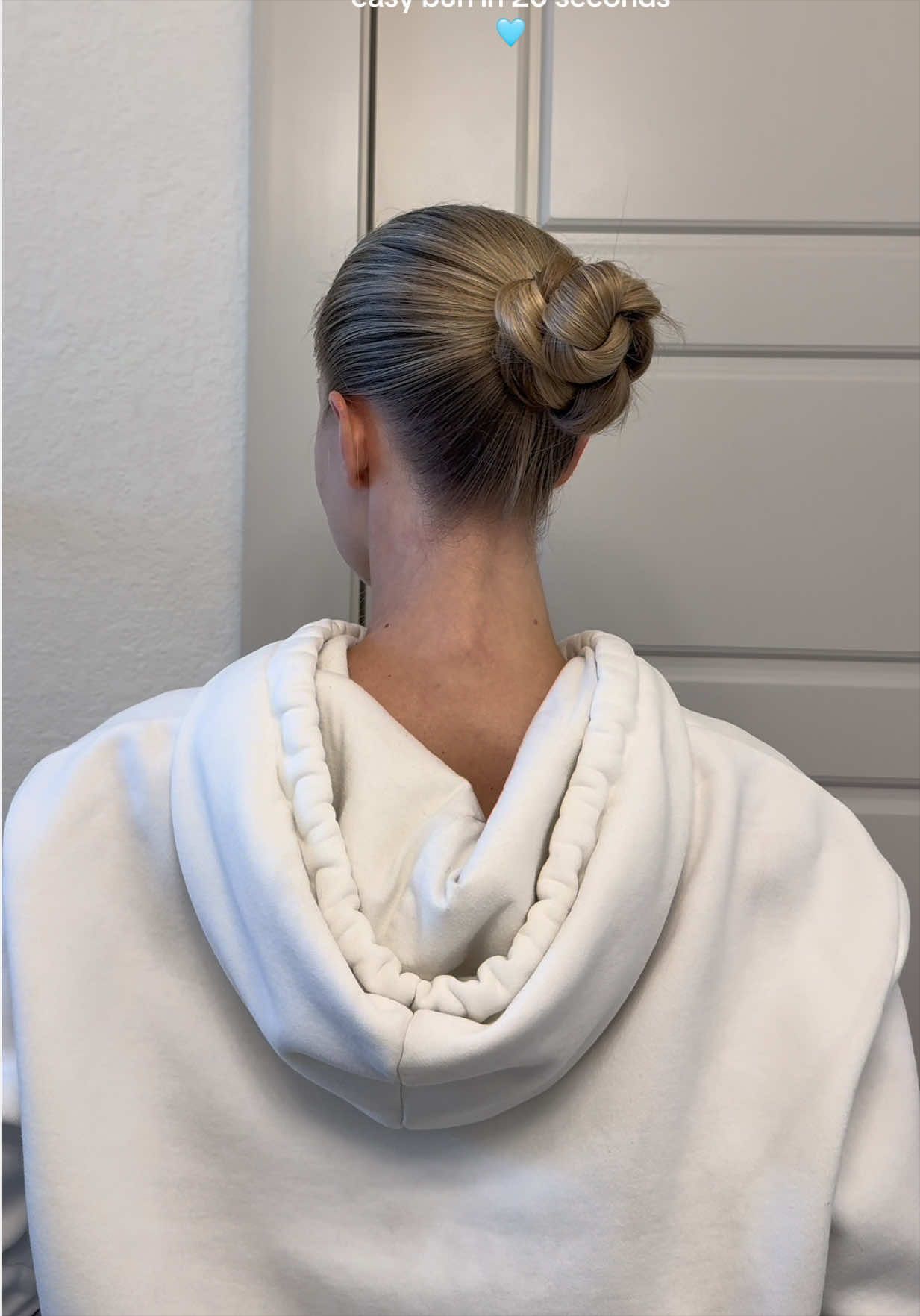 Easy bun in 20 seconds 🩵 #easyhairstyles #hairbun #sleekbun #hairtok #hairideas 