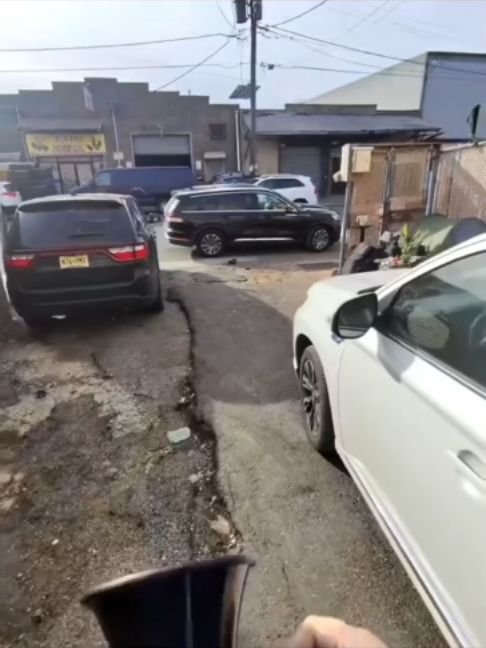 Parking blocking the entrance/exit #happyeveryday #blockingdriveway