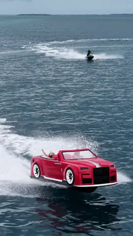 “Would you ride this floating car on the ocean? 😱🚗🌊👇” #fyp #viral #caronwater #oceanadventure #zanzibar 