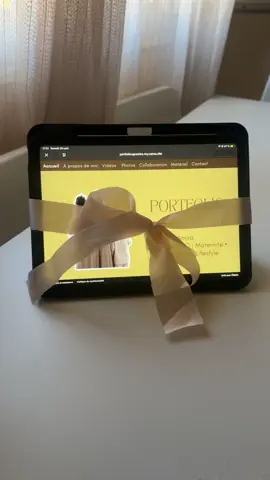 Si tu débutes dans l’UGC et que tu ne sais pas comment créer ton portfolio, va voir la vidéo juste avant 👀✨ Je te montre le mien pour t’inspirer et t’aider à créer le tien, même si tu pars de zéro 🤍 Et surtout, n’hésite pas à l’enregistrer.  Tu en auras sûrement besoin quand tu créeras le tien  !  Amira, Créatrice UGC • Maternité | Post-partum | Lifestyle famille. 