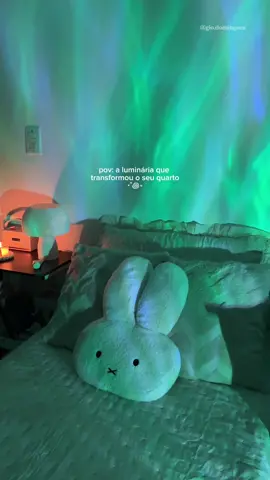Essa luminária aurora boreal deixa o quarto super aconchegante! Eu sou completamente apaixonada✨ #luminaria #quarto #roomdecor 