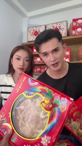 Trở lại chuyên mục Bánh Trung Thu Thập Cẩm Gà Quay 4 trứng thượng hạng! Mùa trung thu, nhất định phải ăn bằng được cái bánh này!  Ai không ăn tiếc ráng chịu hehe..! ✅ Có bánh 200gr, Bánh Ngọt trong phần trưng bày✅ #nguyenquoctruongthinh #banhtrungthu #banhtrungthutruyenthong #banhtrungthuthapcam #banhtrungthuleebao