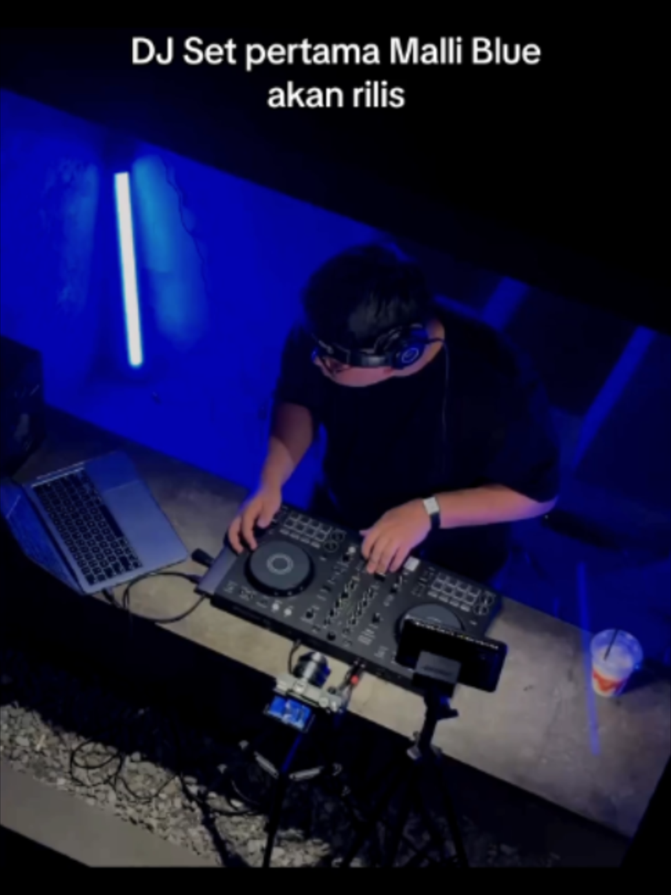 Kalau kamu suka musik yang bikin pengen nyanyi, joget  jangan lupa save the date DJ Set pertama Malli Blue. Jumat, 4 September 2026 — 19.00 WIB  di YouTube Malli Blue. #malliblue #djmalang #Lyricvideo #remix #remixsong #afrohouse #afrohousemusic #rizkyfebian #adriankhalif #alamak