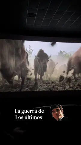 🎬 YA VI “LA GUERRA DE LOS ÚLTIMOS” Y ESTA ES MI EXPERIENCIA… 🌎🔥 Una película que te lleva a un mundo donde sobrevivir es la única opción. Me gustó la tensión, la atmósfera de un planeta al límite y la forma en que muestra la lucha por mantenerse con vida cuando todo parece perdido. Sin spoilers 👀: tiene momentos intensos, una buena ambientación y una historia que logra mantenerte atento hasta el final. ⭐ Mi valoración: 4/5 🍿 ¿Ya la viste? ¿Qué nota le pondrías? 🎥 @jennifilms.bo #LaGuerraDeLosUltimos #JacobElordi #Cine #MovieTok #Cinefilos     🎬