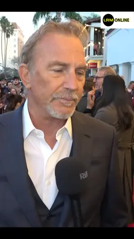 🎬 A true Hollywood legend sharing a moment with fans! Kevin Costner continues to inspire with his timeless presence and unforgettable career. ❤️🎥 Like, comment, share & follow for more updates! #KevinCostner #Hollywood #MovieLegend #Yellowstone #Horizon 