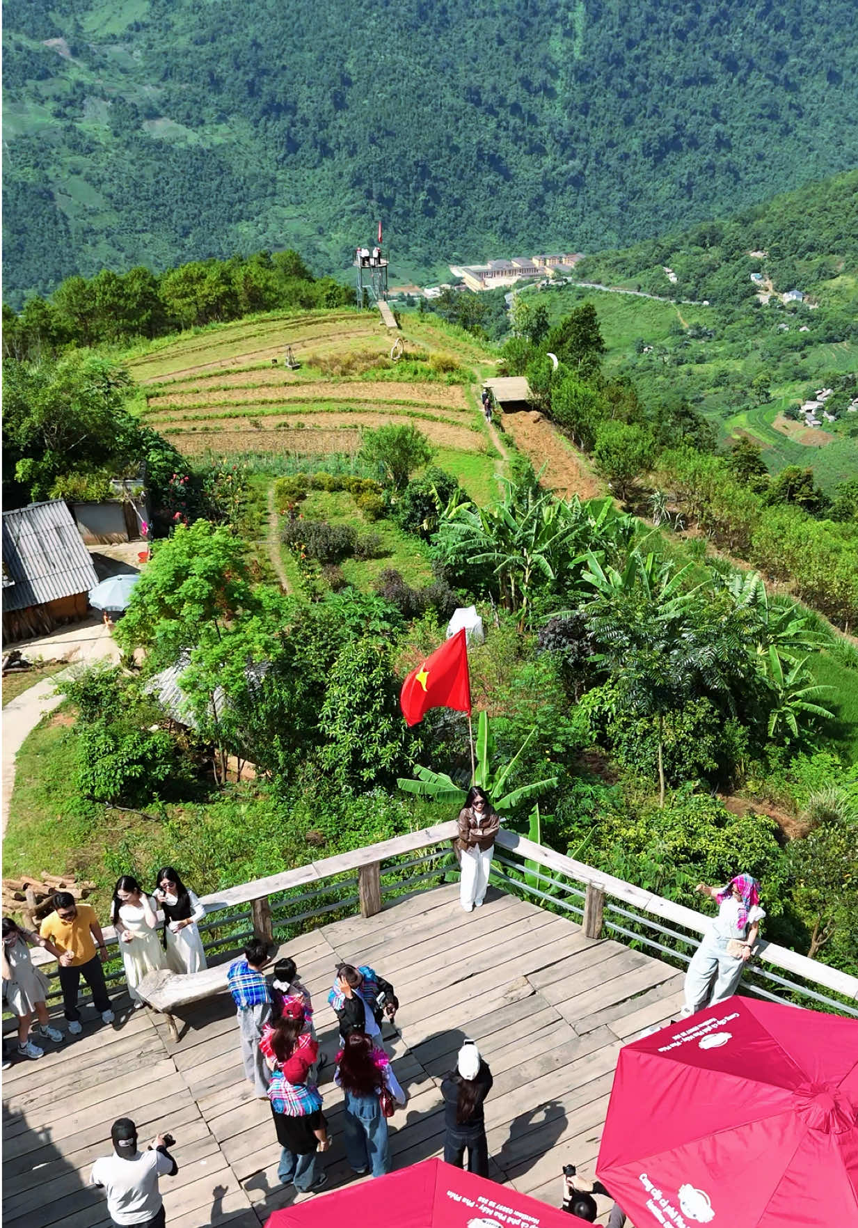 Lễ 2/9 đi Hà Giang để trốn cả thế giới… Lên tới nơi mới nhận ra: Ủa, cả thế giới cũng đang lên Hà Giang trốn giống mình. 🤣🤣 Nói vui vậy thôi chứ năm nay tình hình cũng không đông khủng khiếp như mọi người nghĩ đâu ạ. Vẫn có những lúc thong thả ngắm cảnh, chụp ảnh và tận hưởng Hà Giang theo đúng nghĩa. Còn nếu mọi người ngại đi lễ đông người thì mình bật mí luôn… Sau lễ lịch bên mình vẫn đang trống rất nhiều nha. 🥹😂 Đi sau lễ đôi khi lại sướng hơn. Không phải chen chúc. Đỡ phải xếp hàng chụp ảnh. Homestay cũng dễ lựa chọn hơn. Cảnh Hà Giang thì vẫn đẹp như thường, núi vẫn ở đó, mây vẫn bay, còn mình vẫn ngồi chờ khách. 🤣 Ai đang tính đi Hà Giang tháng 9 mà chưa biết đi khi nào thì inbox mình nhé. Mình còn lịch, Hà Giang còn đẹp, chỉ thiếu mỗi các bạn thôi ạ. 😂🏔️ #TourHaGiang #DuLichHaGiang #SongNhoQue #DuongTravel #CheckinHaGiang @Banana 🍌 tourhagiangloop 
