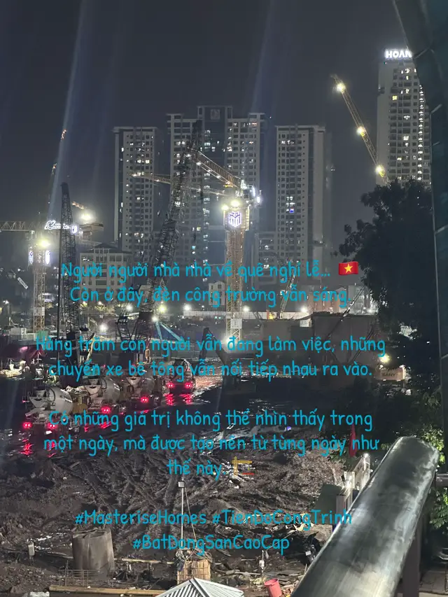 Người người nhà nhà về quê nghỉ lễ… 🇻🇳 Còn ở đây, đèn công trường vẫn sáng. Hàng trăm con người vẫn đang làm việc, những chuyến xe bê tông vẫn nối tiếp nhau ra vào. Có những giá trị không thể nhìn thấy trong một ngày, mà được tạo nên từ từng ngày như thế này. 🏗️  #MasteriseHomes #TienDoCongTrinh #batdongsancaocap 