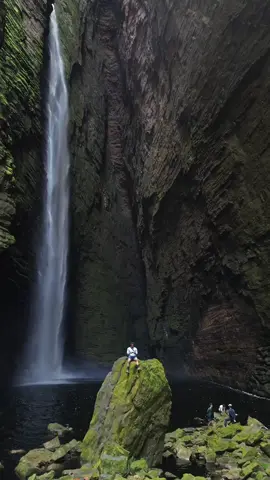 Você teria coragem de encarar essa aventura? A Cachoeira da Fumacinha é um daqueles lugares que parecem ter saído de um filme! 😍🏞️ Uma trilha incrível, paisagens selvagens e, no final, uma cachoeira simplesmente espetacular no coração da Chapada Diamantina! 🔥💚 Quem ama aventura, natureza e lugares paradisíacos precisa conhecer esse destino! 🥾🌿 👉 Marque aquela pessoa que vai fazer essa trilha com você! ❤️ Curta, comente e siga o perfil para conhecer os lugares mais incríveis da Chapada Diamantina! #CachoeiraDaFumacinha #ChapadaDiamantina #Bahia #TurismoDeAventura #TrilhasDoBrasil     