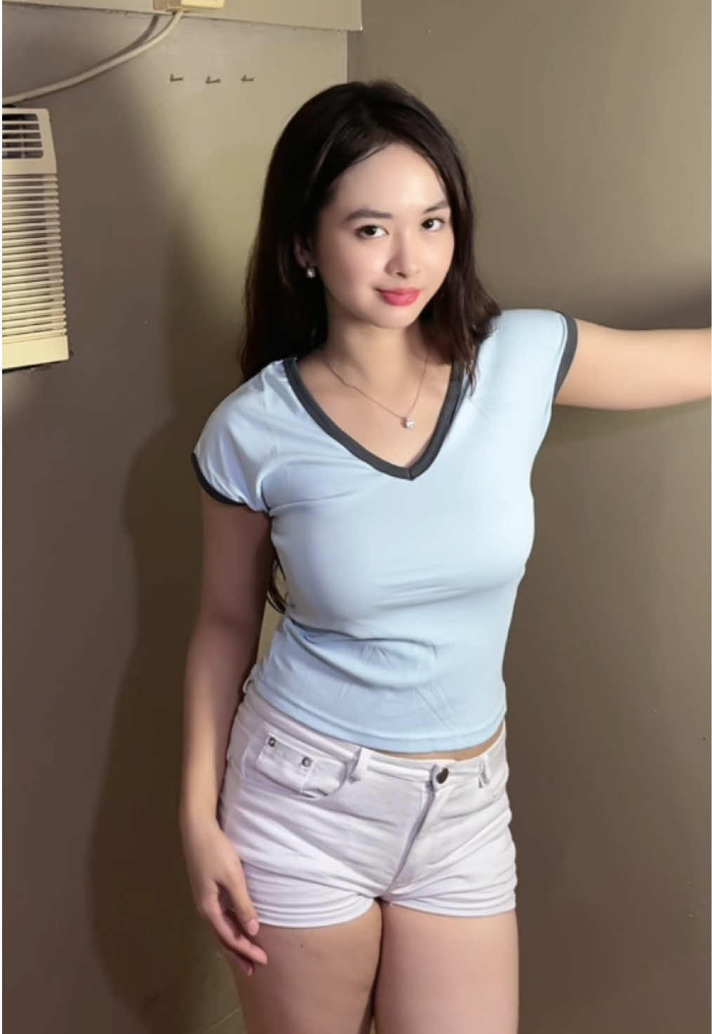 #vnecktop #vneckshirt #topsforwomen #schoolfriendlytops #outfitideas 