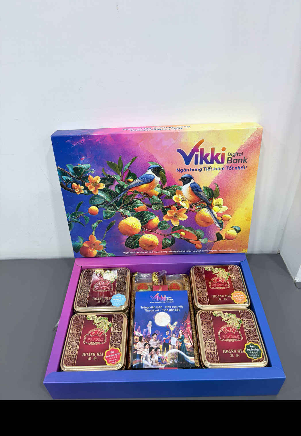 🌕🎁 UNBOX BÁNH TRUNG THU CÙNG VIKKI BANK 💚 Một chút ngọt ngào mùa Trung Thu, mùa đoàn viên - Vikki gửi tặng những khách hàng thân yêu 🥰 Cảm ơn Quý khách đã luôn tin tưởng và đồng hành cùng Vikki Bank! ✨ #VikkiBank #VikkiDigitalBank #Vikki #ToiyeuVikki 