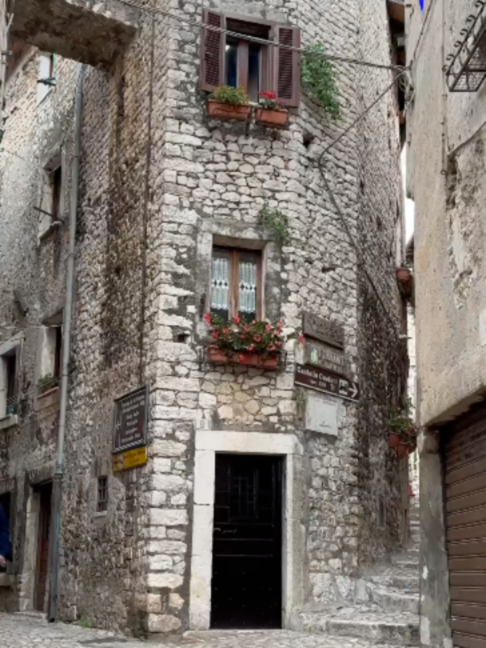 Arroccato sui Monti Lepini, Sermoneta è un borgo medievale sospeso nel tempo che regala una delle viste più spettacolari su tutta la Pianura Pontina fino al mare. Varcare le sue mura significa perdersi in un labirinto di vicoli in pietra, archi antichi e una storia millenaria che si respira ad ogni angolo. #viaggiaconwallace #borghidaraccontare #village #medieval #destination