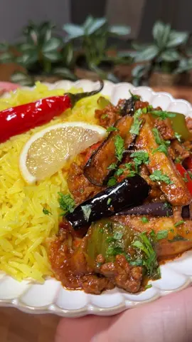 خضار مع لحمة ✨: احب أسويها إذا مالي خلق اطول في المطبخ 🏃‍♀️‍➡️🔥 سهله ولذيييييييذة ممممره 🤏🏻✨ . . حبتين باذنجان قطعتها أصابع  ٤ حبات كوسا قطعتها أصابع  حبتين فلفل بارد اخضر واحمر  قليتهم في الزيت الما تحمرو ثم شلتهم .. نقصت كميه الزيت واضفت له : بصلة مقطعة  فصين ثوم  ٣٥٠ غ لحم مفروم  مكعب مرق ( اختياري ) البهارات ( بهارات مشكله، كمون ، كزبرة ناشفة، بابريكا ، فلفل اسود، ملح ) ملعقه كبيرة معجون طماطم  طماطم مقطعه  نص كوب عصير طماطم  ماء ساخن  ورجعت لهم الخضار المقليه .. وعلى نار هادية ١٠ دقايق ثم طفيت النار واضفت : بقدونس مفروم .. ……………….. للرز : كاستين رز غسلتها ثم نقعتها في ماء ساخن لمدة ربع ساعه .. وفي قدر اضفت زيت  الرز  ملح  فلفل حار  ماء يغطي الرز  نص ملعقة صغيرة كركم  ملعقه صغيره بهارات بيضا  وغطيت القدر على نار هادية لما نشفت المويه واستوا .. …… #اسهل _غدا #اكلات_سهله #EasyRecipe #غدا_سريع #غدا_سهل 