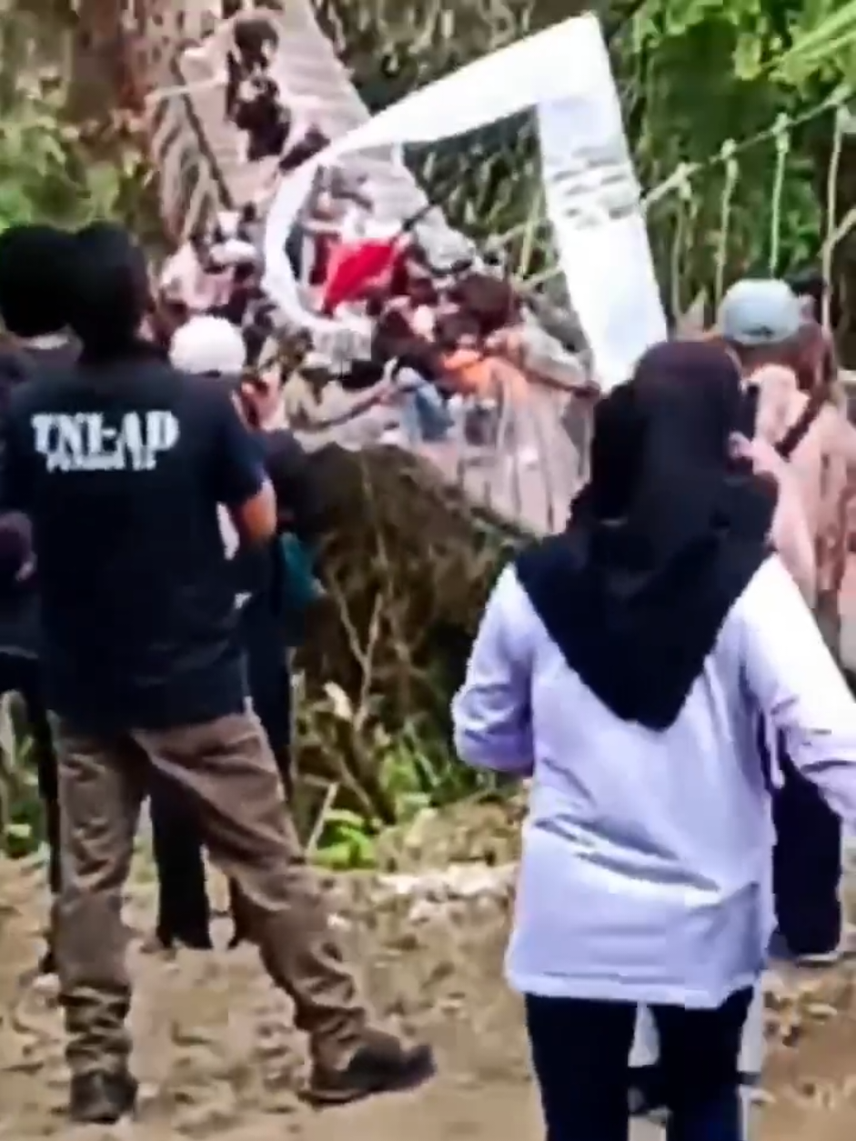 Detik Detik Jembatan Gantung di Pangandaran Ambruk Saat diresmikan Bupati Pangandaran. Berita dilansir Detik Jabar : Pangandaran -  Jembatan gantung Pongpet di Desa Margacinta, Kecamatan Cijulang, Kabupaten Pangandaran, mengalami kerusakan fatal sesaat setelah diresmikan oleh Bupati Citra Pitriyami pada Minggu sore (30/8/2026). Struktur jembatan tersebut tiba-tiba anjlok saat dilewati sekitar 50 orang, termasuk Bupati Citra Pitriyami, Kepala Dinas Pekerjaan Umum Ling Ling Nugraha Senjaya, serta Dandim 0626 Pangandaran Letkol Czi Citra Kurniawan. Insiden ini diduga kuat terjadi akibat kelebihan beban (over kapasitas). Peristiwa bermula ketika rombongan bupati mencoba melintasi jembatan usai prosesi seremoni. Salah satu angkur atau konstruksi pengikat dilaporkan patah hingga menyebabkan jembatan anjlok seketika. Meski tidak ada korban jiwa, sejumlah orang termasuk Kepala Dinas PU dilaporkan mengalami luka lecet. Bupati Citra Pitriyami sendiri tampak terguncang atas kejadian tersebut. selengkapnya baca di detik jabar.. Video Amatir Warga #jembatangantung #jembatanambruk #pangandaranviral #jembatanviral #bupatipangandaran 
