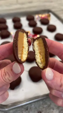 Twix Bites 🍫🍬 Gooey caramel on top of crispy vanilla wafer cookies, all covered up in a scrumptious chocolate coating. You won’t be able to put them down!  Details in my bio!