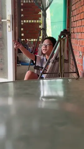 Làm em mà đòi đánh cả chị mình thì đúng là…. Học tới lớp 7 là nghỉ ở nhà chơi game chửi mẹ đánh c. Ai là b học nó vô cmt nha #hoaloc #mocaynam #bentre71🌴🥥 #mocaybacbentre🌴❤ 