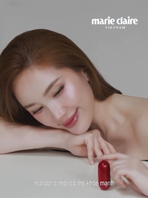 LANCÔME X MARIE CLAIRE: BẢO THY - WHAT IF YOU COULD CHOOSE YOUR AGE? Từng nghĩ tuổi 30 là một cột mốc đáng lo, Bảo Thy chỉ thực sự thay đổi quan niệm sau khi bước qua ngưỡng tuổi ấy. Với cô, phụ nữ đẹp nhất ở thời điểm họ đủ trưởng thành để hiểu mình cần gì, muốn gì và biết lựa chọn điều phù hợp với cuộc sống của mình. Sau những thăng trầm, vẻ đẹp ấy trở nên nhẹ nhàng hơn nhờ sự tự tin, hài lòng và bình yên bên trong. Ở tuổi 38, Bảo Thy lựa chọn nhìn thời gian bằng sự chấp nhận thay vì áp lực. Cô không phủ nhận mong muốn gìn giữ thanh xuân, nhưng tin rằng chăm sóc bản thân chỉ là một phần của câu chuyện. Quan trọng không kém là nuôi dưỡng cảm giác hạnh phúc, trân trọng những gì mình đang có và học cách “dancing in the rain”, tìm thấy niềm vui ngay cả khi cuộc sống không phải lúc nào cũng hoàn hảo. Với Bảo Thy, vẻ đẹp theo thời gian còn được tạo nên từ một lối sống có ý thức. Chăm sóc da ở tuổi 38 vì thế cũng trở thành một hành trình có tính kỷ luật, bởi với cô, vẻ đẹp bền vững không đến từ một giải pháp tức thời mà từ sự đều đặn và phù hợp với nhu cầu của làn da ở từng giai đoạn. Cũng như tinh thần Longevity của Lancôme, Bảo Thy không níu giữ một tuổi trẻ đã qua, mà chủ động duy trì sức sống của làn da theo thời gian để vẻ đẹp có thể tiếp tục đồng hành cùng mỗi phiên bản của chính mình. Trên nền tảng khoa học Longevity và tinh thần tiên phong, Lancôme Absolue Longevity MD Serum chứa Mitopure™ độc quyền, hướng đến việc duy trì sức sống của tế bào da, từ đó giúp cải thiện 7 vị trí nếp nhăn và tác động toàn diện lên các dấu hiệu lão hóa. Vì thế, sự tươi trẻ không có nghĩa là chống lại thời gian, mà là lựa chọn không ngừng tiến về phía trước với một làn da được chăm sóc đúng cách, một cơ thể khỏe mạnh và sự tự tin để tận hưởng trọn vẹn những năm tháng đang có. #Lancomeskincare