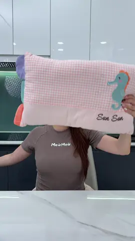 Gối thêu tên cho bé đi học, chất cotton êm mềm thấm hút tốt