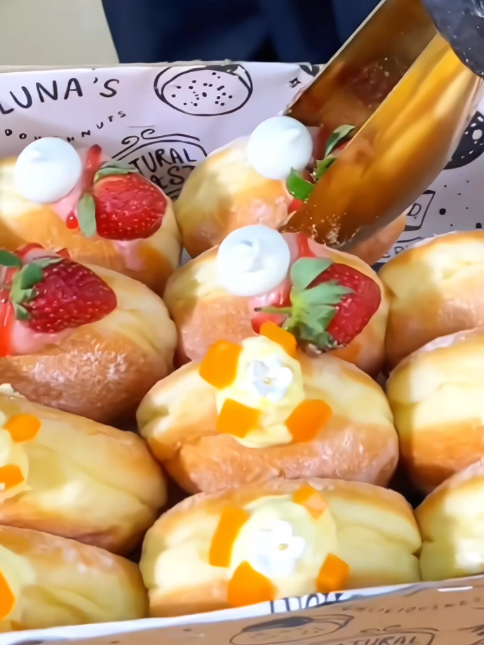 Membalas @mommy_uthe iya ka Sekarang sudah buka cabang di Ceger KK, ambil promonya Sekarang KK🥰 #lunasdoughnuts #doughnut #promolunasdoughnut 