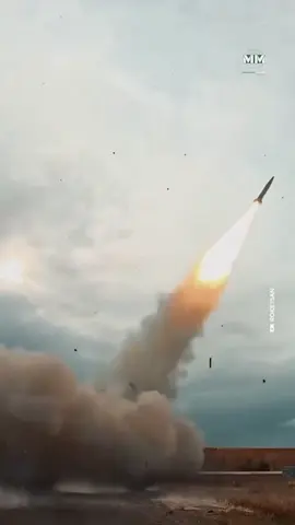 Korps Garda Revolusi Islam (IRGC) Iran melancarkan serangan rudal balistik dan drone yang menargetkan dua pangkalan udara militer Amerika Serikat di Yordania pada Senin, 31 Agustus 2026.  Detail Serangan IRGC ke Yordania Target Sasaran: Pangkalan Udara King Hussein dan Al-Azraq (serta Muwaffaq Salti) di Yordania yang diduga menempatkan aset militer AS. Alasan Serangan: Operasi balasan atas serangan militer AS sebelumnya yang menggempur peluncur roket Iran di Pulau Larak, Selat Hormuz. Klaim Kerusakan: IRGC mengeklaim serangan gabungan rudal dan drone tersebut menghantam infrastruktur teknis, hanggar, dan area jet tempur musuh. Respons Yordania: Militer Yordania menyatakan berhasil mencegat dan menembak jatuh 8 rudal yang memasuki wilayah udara mereka. #iran #irgc #balistik #yordania #trending 