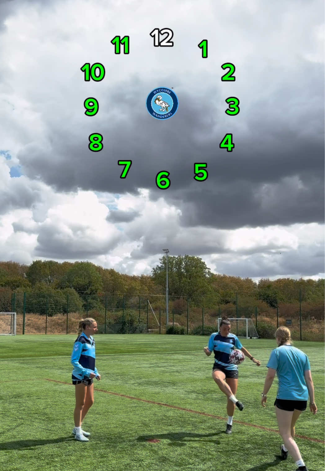 Kick about with the girls! ⚽️ #football #WomensFootball #womenssport #clockchallange 