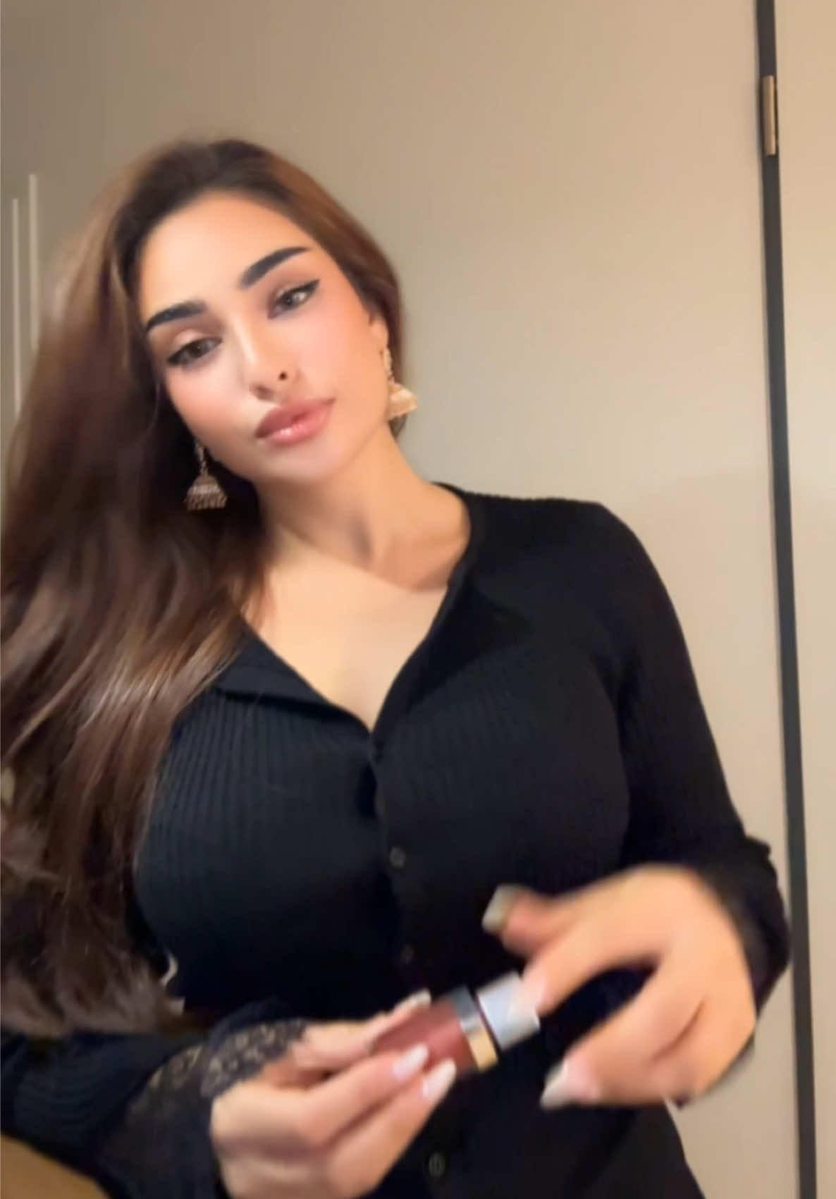 خلک وايي چې «اچکزی» تخلص بدل کړه، خو دا زما هویت دی؛ نه یې بدلوم او نه یې څوک له ما اخیستلای شي ✨😌 #sarincosmetic #pashtoon #girl #afghanistan🇦🇫 
