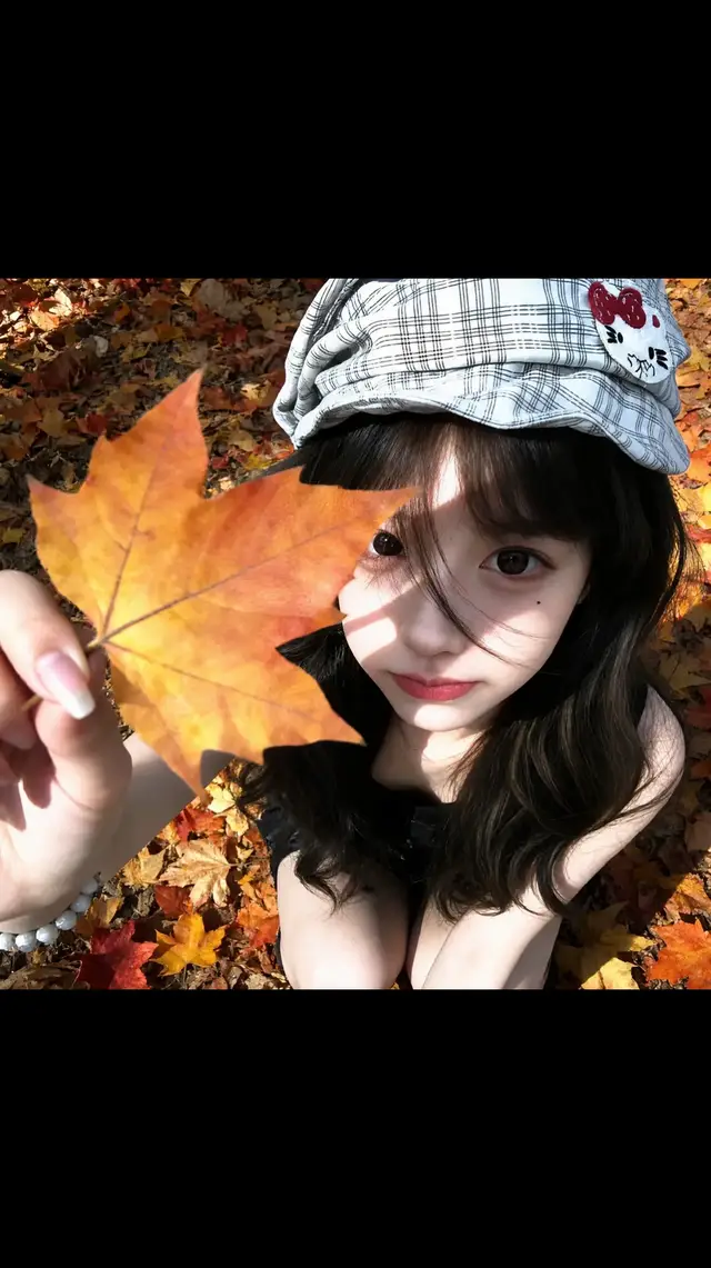 秋风轻拂，落叶漫舞，愿我们始终保持一颗温柔的心。善待身边的人，也善待自己。生活或许有遗憾，但只要心怀善意，慢慢前行，总会遇见属于自己的美好与温暖。🍁#creatorsearchinsights #douyin #xh 