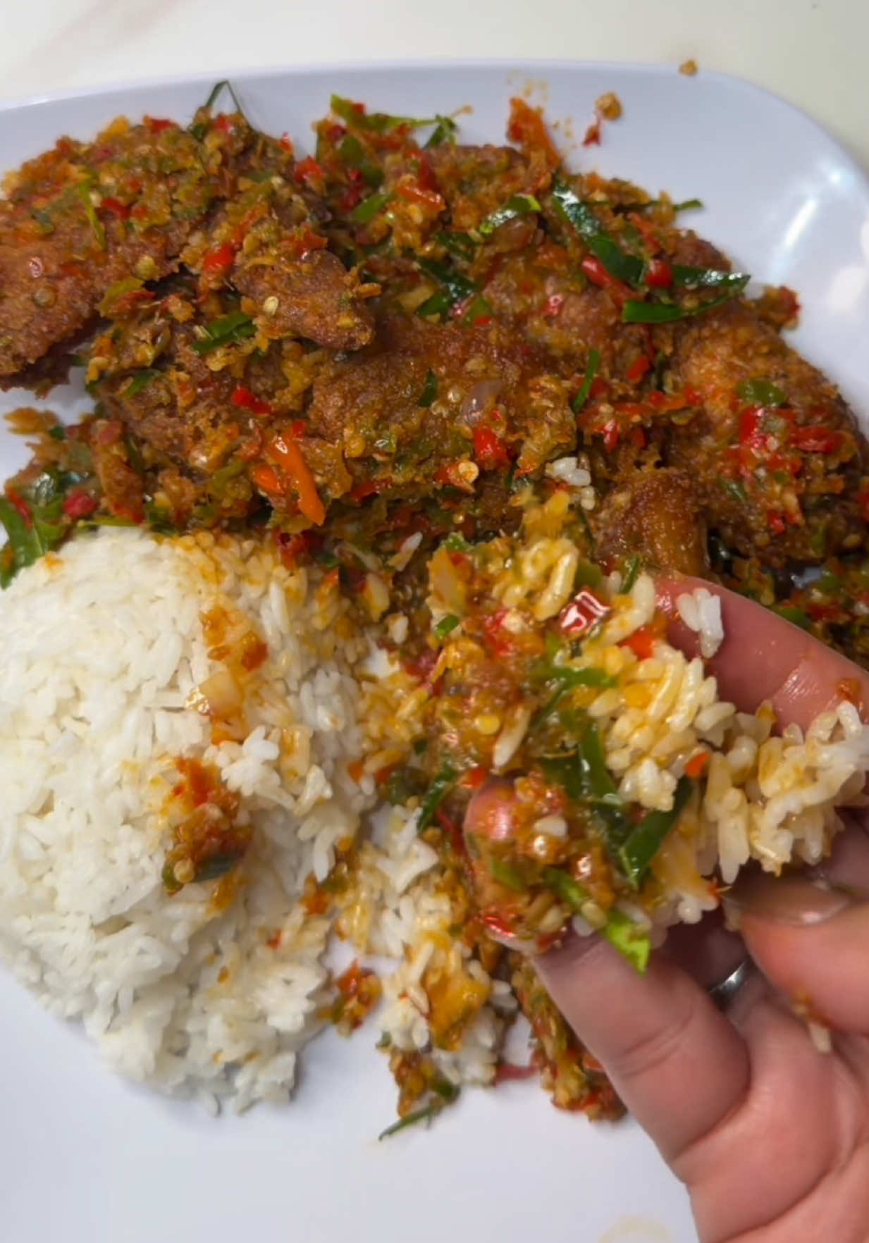 salah satu menu andalan kalo lagi PMs nih gaess yang wajib kalian coba,ayam chili padi